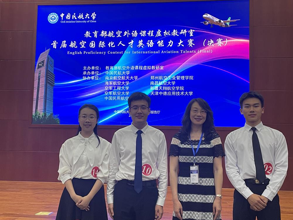 雷敏老师与三名同学合照.jpg