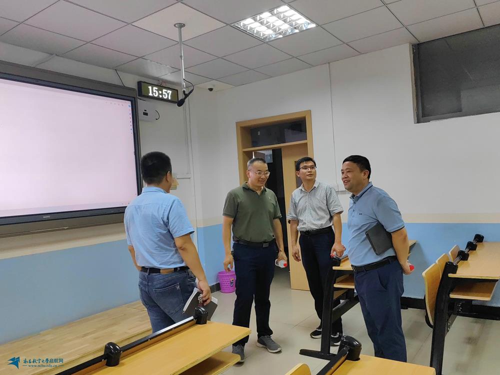 校领导带队检查开学前教学准备工作_副本.jpg