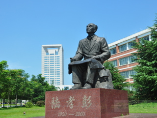 前湖校区老校长雕像