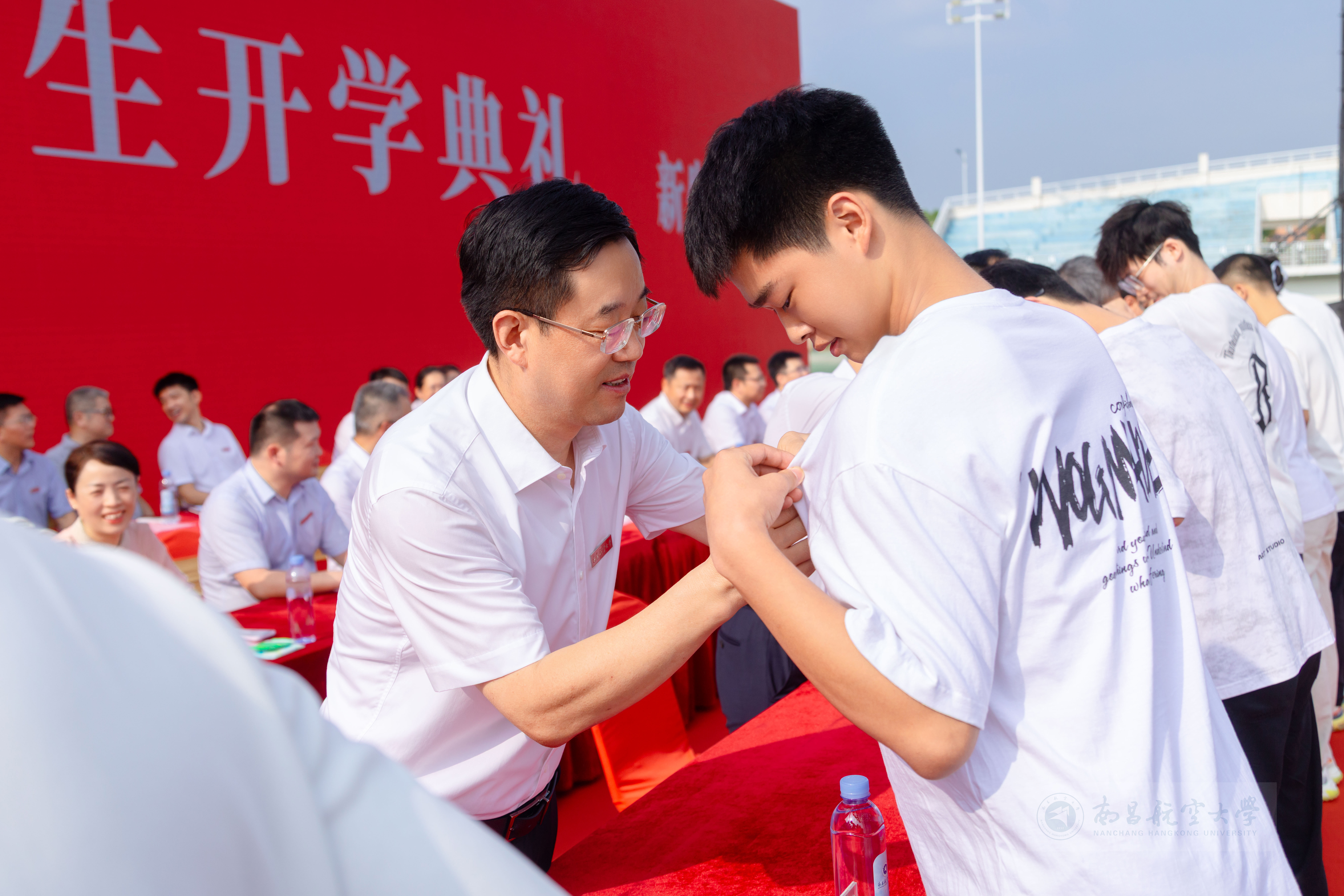 党委书记李德平为新生代表佩戴校徽