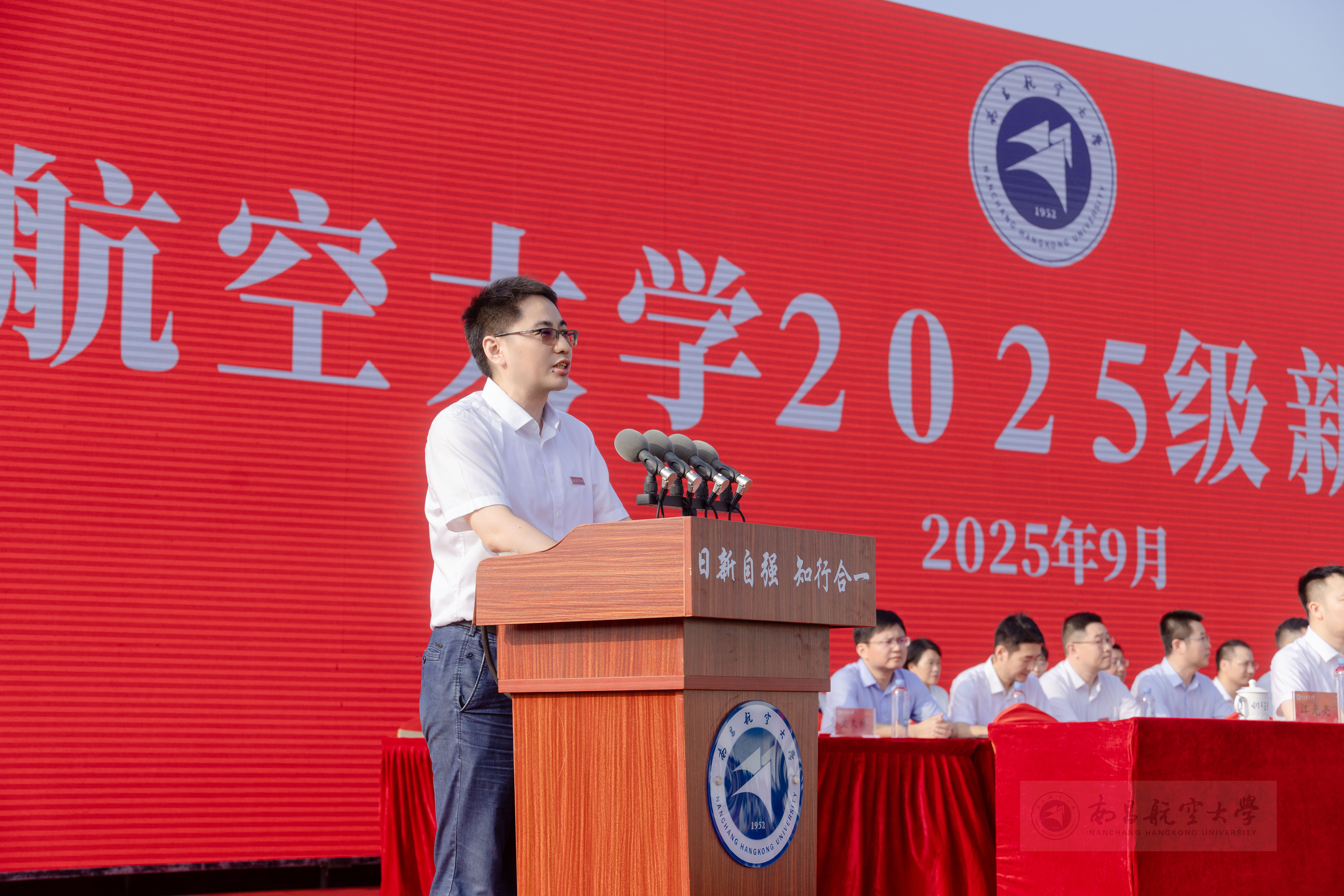 党委常委、副校长江光亮主持典礼