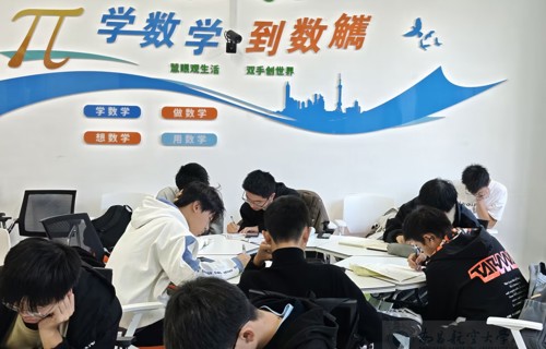 【树立和践行正确政绩观】紧扣成长所盼 全方位护航学生全面发展
